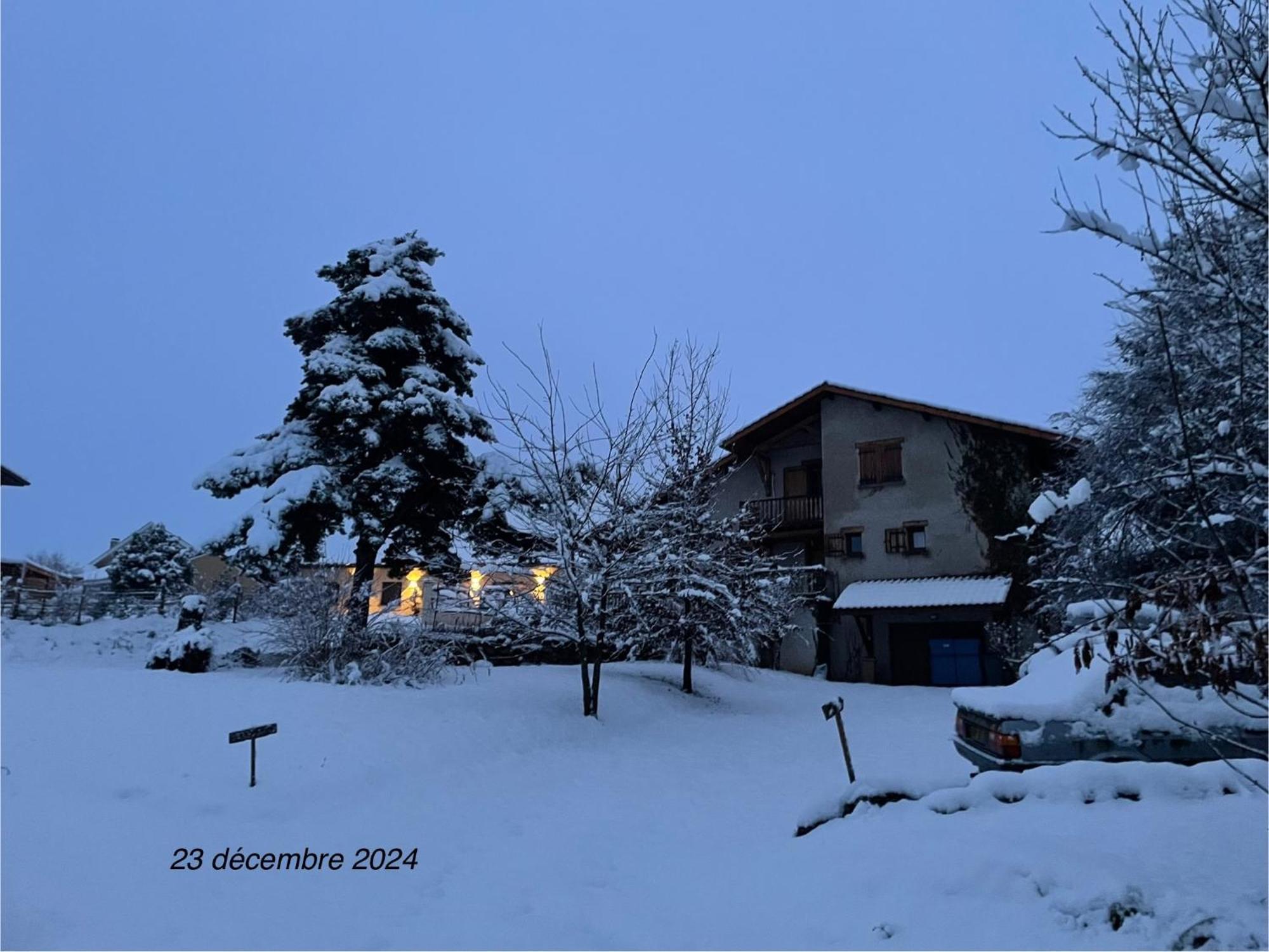Appartement Dans Maison Brié-et-Angonnes Exteriör bild